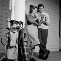 Par za odrasle Parketa ispitivanja karata sa golf kolica koja stoje protiv stupca