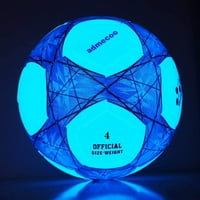 Svijetli nogometnu loptu sjaj u tamnoj nogometnoj veličini s igalom i kuglicom za pumpu za muškarce