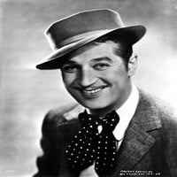 Maurice Chevalier noseći polka dot luk kravata