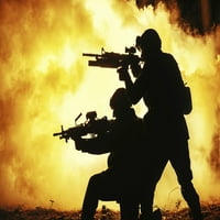 Crne siluete par vojnika u zapaljenom požaru tokom radne operacije. Print postera Oleg Zabielin StockTrek