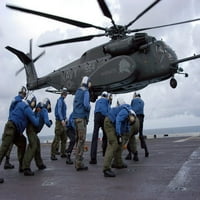 Članovi posade sami su se nalaze kao MH-53E morski zmajevi na brodskim posterima za poster za let na