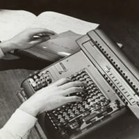 Izbliza osobi koja upravlja plakat kalkulatora Ispis
