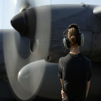 13. decembra - vojnik nadgleda performanse novoprimljenog motora C-Hercules koji je instaliran novi