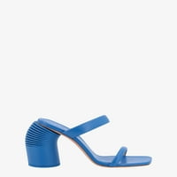Bijela tonalna proljetna žena plave sandale