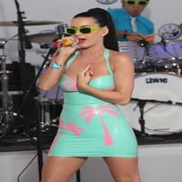 Katy Perry na javnom nastupu za koncert Katy Perry za lansiranje Volkswagen Jetta, Times Square, New
