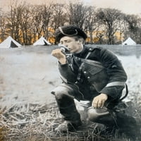 Belgijski artiljerijski čovjek koji koristi terenski telefon tokom prvog svjetskog rata. Iz La Esfera, 1914. Print plakata