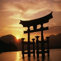 Japan, Kyushu, Miyajima Torii kapija u vodi, Isukušima svetišta, miran izlazak sunca