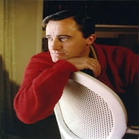 Robert Vaughn Portret u crvenom džemper-ispis