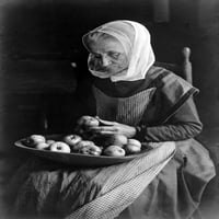 Shaker Woman, 1907. Nan starija žena čine šejku jabuka sos. Fotografija Johna H. Tarbell, novembar 1907.