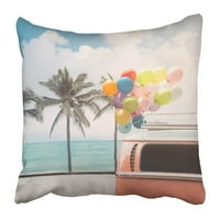Vintage of kombi sa šarenim balonom na plaži Blue Sky Concept Love Ljeti i vjenčani jastuk za medeni