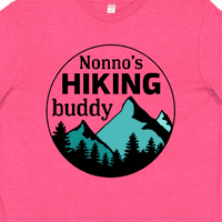 Inktastični nerno pješački prijatelj sa planinama i mladim majicama