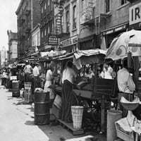 Tržište TrumpCart, 1939. Na PushCart tržište na Belmont Avenue, Brooklyn, New York. Fotografija, 1939. Print poster by