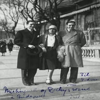 Rocky blizanci sa Mistinguettom u Budimpešti, EALLY 1930S Poster Print Mary Evans Jazz Age Club Collection