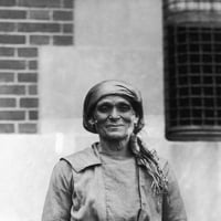 Ostrvo Ellis: Italijanski. Nan starije Italijanska žena Imigrant fotografirana na otoku Ellis, 1920.