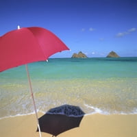 Havaji, Oahu, Otoci Mokulua, Crveni kišobran i sjena na pijesku, tirkiznim vodama, plavo nebo Poster