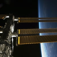 31. maja - dio međunarodne svemirske stanice na pozadini Zemljinog horizonta i crnost prostora za plakat