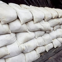 Prazne bijele vreće s pijeskom s vezom za zaštitu od poplava za zaštitu od poplava za punjenje vode