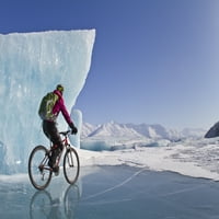 Ženska masna guma Brdski biciklizam na ledu na klizaču Knik, planine Chugach, južna Aljaska, zimski