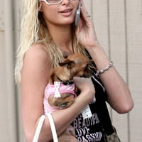 Paris Hilton izlazi i o tome da razgovaraju na svom mobilnom telefonu i noseći svog psa Tinkerbell,